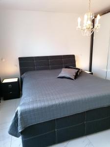 ein Schlafzimmer mit einem großen Bett mit einer blauen Decke in der Unterkunft Residenz degli Angioli in Ascona + 6 Fotos