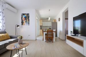 een woonkamer met een bank en een tafel bij Apartman "Mary" in Trogir