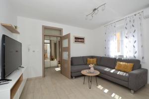 Televízia a/alebo spoločenská miestnosť v ubytovaní Apartman "Mary"
