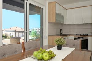 Kuchyňa alebo kuchynka v ubytovaní Apartman "Mary"