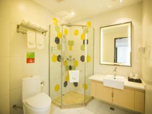 Vatica Suzhou Xiaoxian Huaihai Road Hotel في سوزهو: حمام مع دش ومرحاض ومغسلة