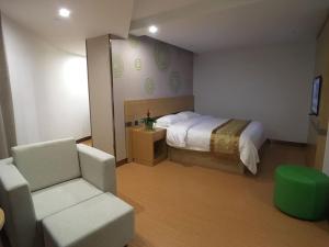 Gulta vai gultas numurā naktsmītnē GreenTree Inn Shaoxing Binhai New City Dongsen Commercial Square Hotel