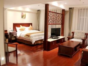 A bed or beds in a room at GreenTree Inn ShanXi ChangZhi Bus Passenger Station XiHuan Road Business Hotel