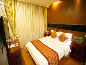 Łóżko lub łóżka w pokoju w obiekcie GreenTree Inn TianJin Ji County South YuYang Road GuLou Square Express Hotel