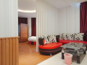 a living room with a couch and a bed at Shell Tai'an Taishan District Xinhuacheng International Plaza Hotel in Tai'an +15 photos