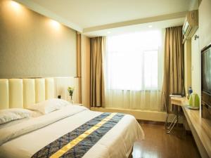 pokój hotelowy z dużym łóżkiem i oknem w obiekcie GreenTree Inn Jinhua Railway Station Express Hotel w mieście Jinhua
