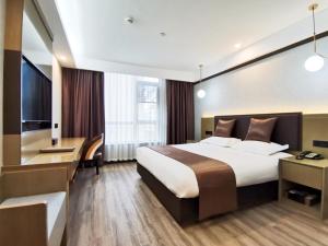 Gya Taizhou Jingjiang City South Century Plaza Hotel tesisinde bir odada yatak veya yataklar