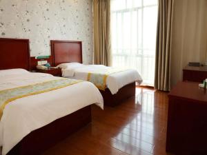 ein Hotelzimmer mit 2 Betten und einem Fenster in der Unterkunft GreenTree Inn Anhui Fuyang Taihe South Xiyang Road Business Hotel in Balipu