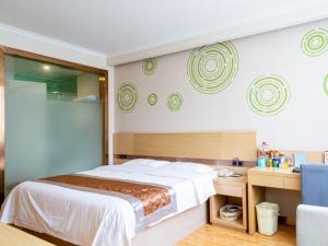 Voodi või voodid majutusasutuse GreenTree Inn Gannan Hezuo Pedestrian Street Express Hotel toas