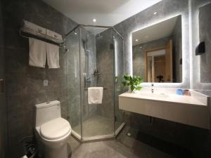 Greentree Inn Shanghai Zhongshan Hutai Business Hotel tesisinde bir banyo