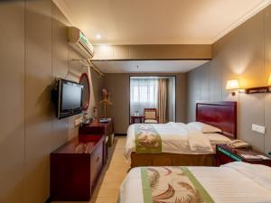 Ένα ή περισσότερα κρεβάτια σε δωμάτιο στο GreenTree Inn Jiangsu Suzhou Mudu Ancient Street Express Hotel