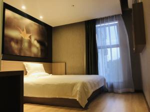 een slaapkamer met een wit bed en een raam bij Gemeng Langfang Wen'an County Economic Development Zone Fengli Road Hotel in Wen'an