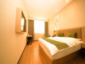 Giường trong phòng chung tại GreenTree Inn Nanjing Lukou Airport