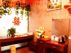 ein Zimmer mit einer Theke mit Blumen darauf in der Unterkunft Shell Jinan Zhangqiu District Diao Town Center Street Hotel in Jinan
