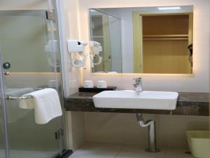 une salle de bain avec un lavabo et un miroir dans l'établissement GreenTree Inn Hefei City Baohe DistrictGarden Avenue Express Hotel, à Hefei 9 autres photos