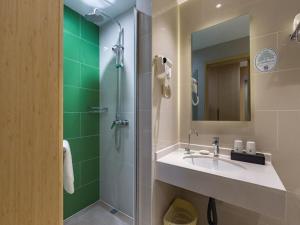 A bathroom at GreenTree Eastern Xuzhou High Speed Railway Station West Exit Station Hotel