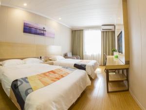 Giường trong phòng chung tại Shell Tai'an Dongping County Xishan Road Ruyuan City Square Dongyue Plaza Hotel