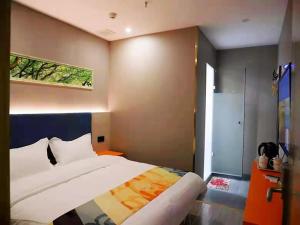 - une chambre avec un grand lit blanc dans l'établissement Shell Lanzhou Qilihe District Lanzhou High Speed Railway Station Hotel, à Lanzhou