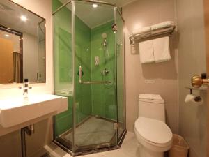 Ένα μπάνιο στο GreenTree Inn Zhengzhou Gongyi Xinxing Road Business Hotel