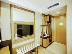 Cette petite chambre dispose d'un banc et d'une fenêtre. dans l'établissement GreenTree Inn Xuzhou Economic Development Zone Da Miaozhen Business Hotel, à Xuzhou 181 autres photos