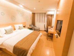 Televisyen dan/atau pusat hiburan di GreenTree InnZhangjiakou High-speed Railway Station Business Hotel