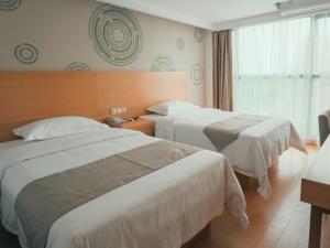 Habitación de hotel con 2 camas y ventana en GreenTree Inn Guangxi Zhuang Autonomous Region Guilin Lingui District Luhu International Express Hotel en Guilin