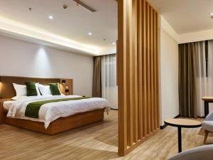 Llit o llits en una habitació de GreenTree Inn Ankang Bashan Middle Road