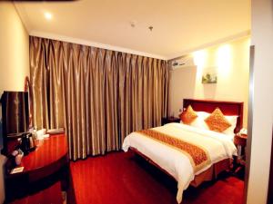 a hotel room with a large bed and curtains at GreenTree Inn ShanXi ChangZhi Bus Passenger Station XiHuan Road Business Hotel in Changzhi +10 photos