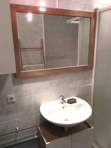 bagno con lavandino bianco e specchio di Studio KLOSSTER a Chambéry