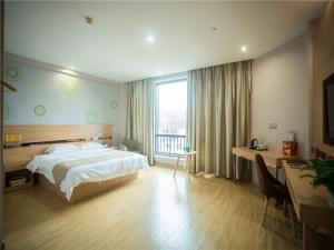 Postel nebo postele na pokoji v ubytování GreenTree Inn Zhoushan Baiquan Colorful Plaza Express Hotel