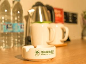 南京市にあるGreenTree Inn Nanjing Lukou Airportのお茶セット(テーブルの上に座っている)