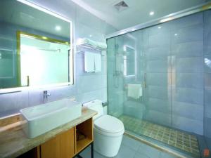 y baño con aseo, lavabo y ducha. en GreenTree Inn Wuxi Jiangyin Changjing Town Selected Hotel, en Wuxi