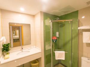 A bathroom at GreenTree Inn Suzhou Tai Lake Xukou Town Government Express Hotel