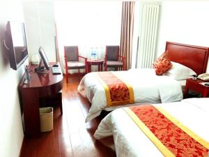
A bed or beds in a room at GreenTree Inn Beijing Capital Airport New International Exhibition Center Express Hotel
