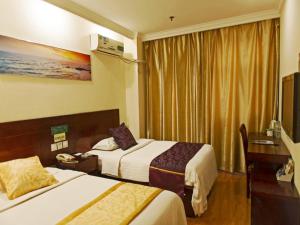 Ένα ή περισσότερα κρεβάτια σε δωμάτιο στο GreenTree Inn Tianjin Huanghe Ave Guangkai Metro Station Express Hotel