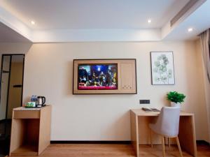 En TV eller et underholdningssystem på GreenTree Inn Fuyang City Yingzhou District Kuixing Road Business Hotel