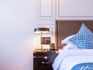 Postel nebo postele na pokoji v ubytování Gme Fuyang Guangming South Road Hotel