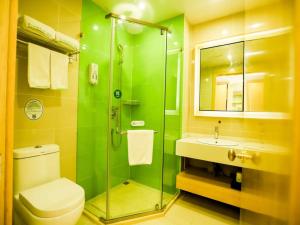 une salle de bain verte avec des toilettes et un lavabo dans l'établissement GreenTree Inn Xuzhou Economic Development Zone Da Miaozhen Business Hotel, à Xuzhou