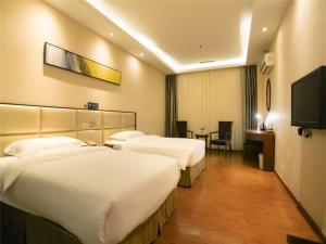 
A bed or beds in a room at GreenTree Inn Guangdong Guangzhou Panyu Bus Station Business Hotel
