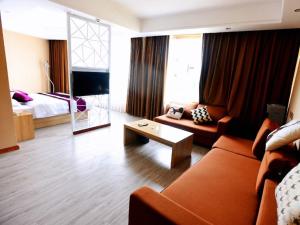 TV a/nebo společenská místnost v ubytování GreenTree Inn Changdu Basu Ranwu Lake Spot Express Hotel