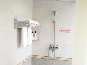 Um banheiro em Shell Jinan Zhangqiu District Diao Town Center Street Hotel