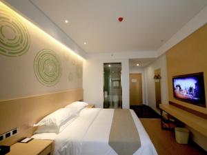 Μια τηλεόραση ή/και κέντρο ψυχαγωγίας στο GreenTree Inn Zhengzhou Gongyi Xinxing Road Business Hotel