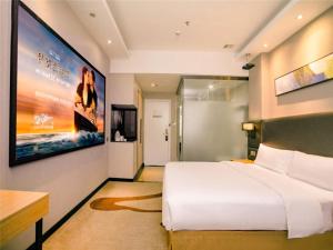 
A television and/or entertainment center at GreenTree Inn Guangdong Guangzhou Panyu Bus Station Business Hotel
