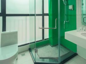 een badkamer met een glazen douche, een toilet en een wastafel bij GreenTree Inn Guangxi Zhuang Autonomous Region Guilin Lingui District Luhu International Express Hotel in Guilin +12 foto's