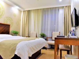 Un pat sau paturi într-o cameră la GreenTree Inn TianJin DaBeiYuan Business Hotel