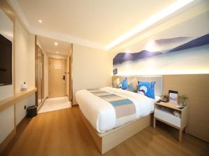 A bed or beds in a room at Greentree Inn Shanghai Zhongshan Hutai Business Hotel