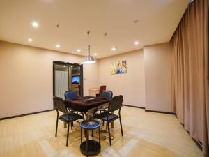 a dining room with a table and chairs at GreenTree Alliance Kunming Beijing Road Linyuqiao Subway Station Hotel in Kunming