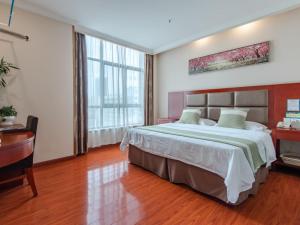 Ένα ή περισσότερα κρεβάτια σε δωμάτιο στο GreenTree Inn Hefei Binhu Exhibition Center Hotel