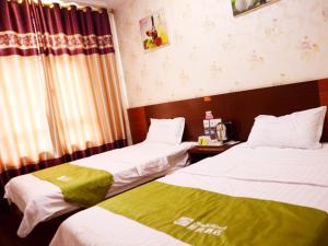 מיטה או מיטות בחדר ב-Shell Jinan Zhangqiu District Diao Town Center Street Hotel