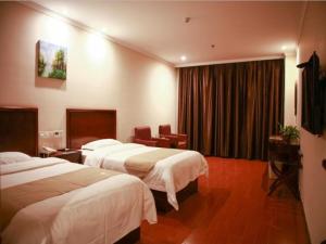 Postel nebo postele na pokoji v ubytování GreenTree Inn Puyang Fan County People Avenue Banqiao Road Hotel